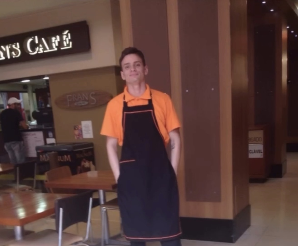 Bruno como garçom (antes)